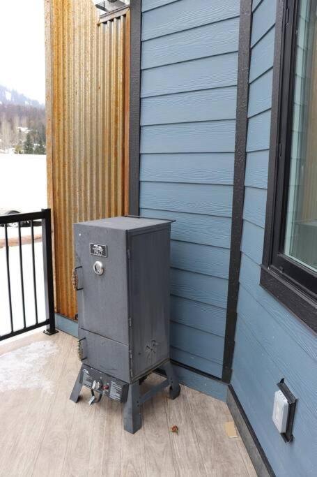 Ski In Ski Out With Huge Game Room And Hot Tub Fernie Luaran gambar